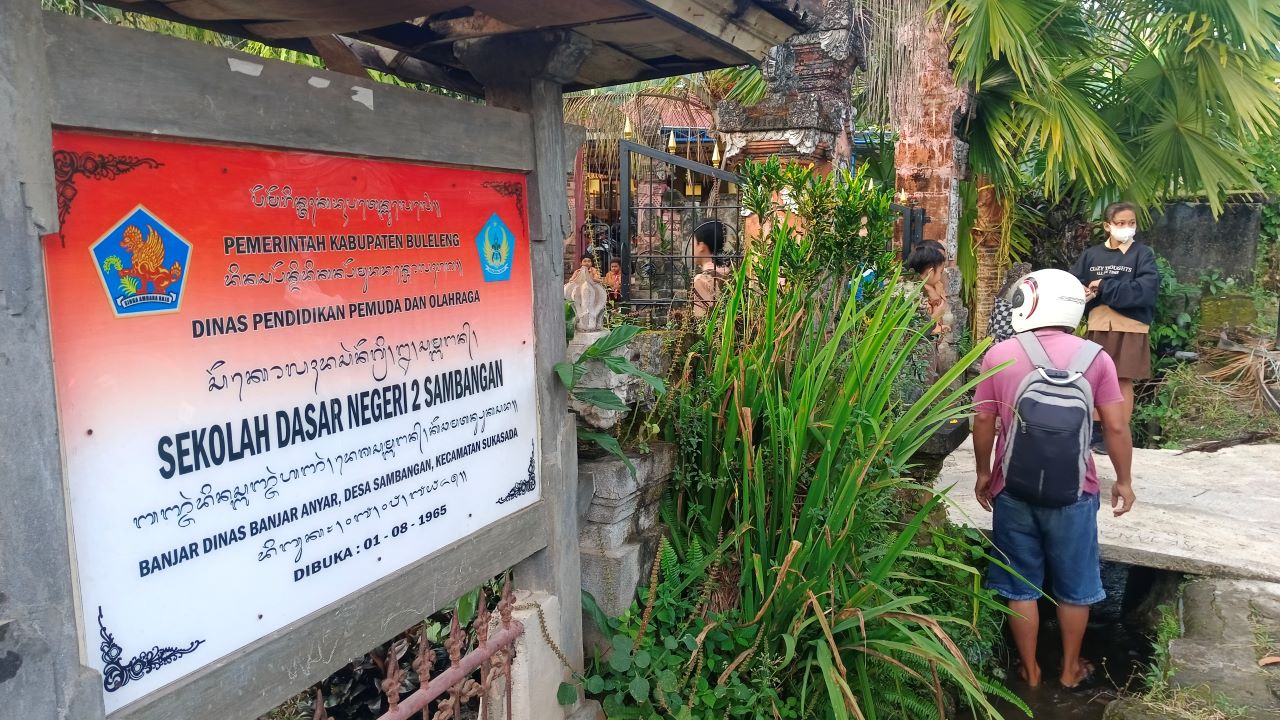 TETAP SEKOLAH: Suasana di SDN 2 Sambangan pada Jumat (9/5/2025) pagi. Siswa di sekolah tersebut tetap belajar seperti biasa.