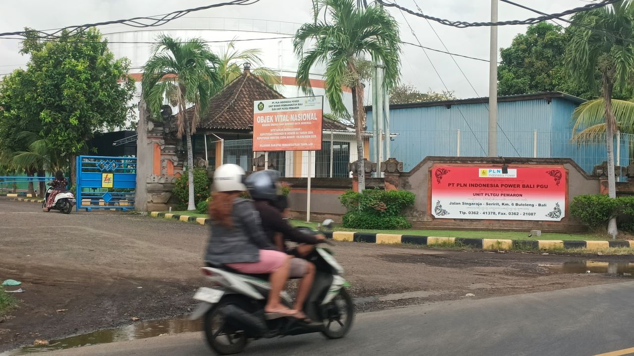 DIPROTES WARGA: Suasana di depan PLTGU Pemaron. Aktivitas pembangkit listrik itu diprotes warga gara-gara memicu kebisingan.