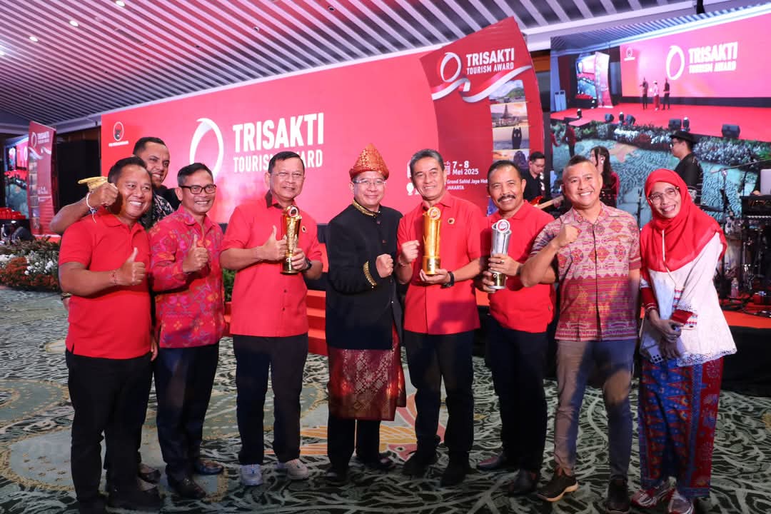 Bupati Buleleng, I Nyoman Sutjidra (tiga dari kiri) menunjukkan trophy penghargaan yang diterima oleh desa wisata di Buleleng.