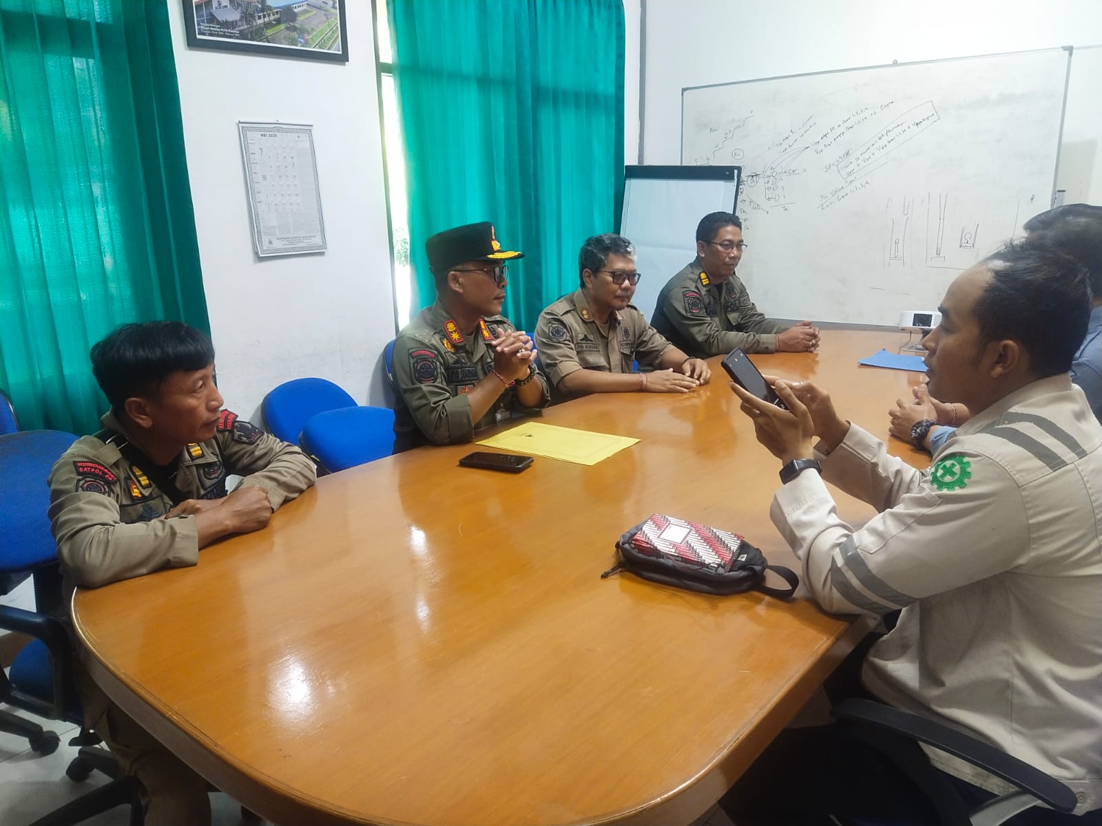 SIDAK: Pol PP Buleleng saat melakukan sidak ke PLTGU Pemaron.