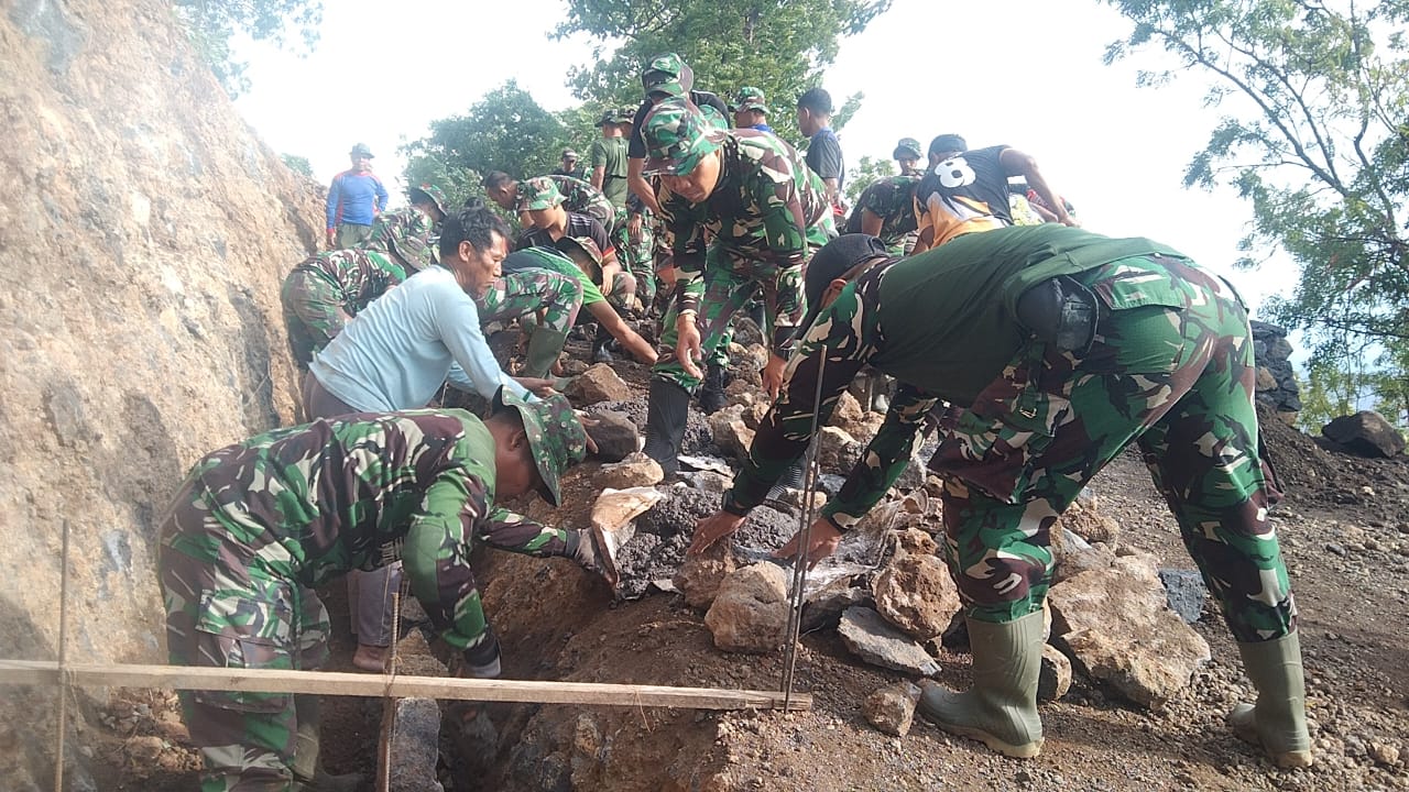 DRAINASE: Personel TNI bersama warga di Desa Depeha, Kecamatan Kubutambahan, melakukan pembuatan saluran drainase.