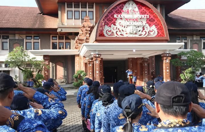 Penggunaan tulisan aksara Bali pada ruangan publik yang ada di Kantor Pemkab Tabanan dan gapura pintu masuk kota Tabanan.
