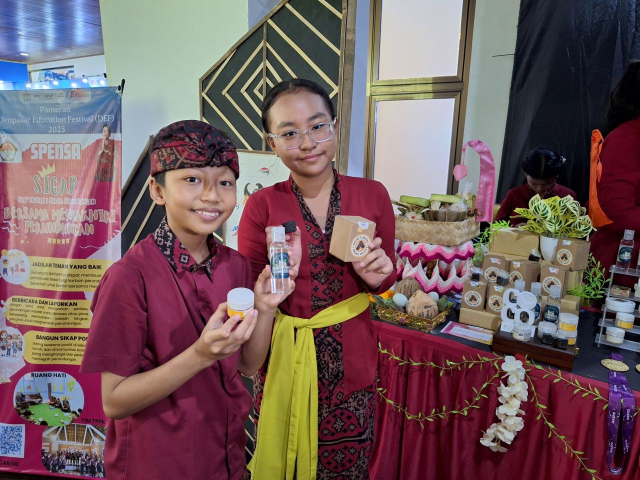 INSPIRATIF: Siswa SMPN 1 Denpasar menunjukkan produk briket dan VCO pada ajang Denpasar Education Festival.