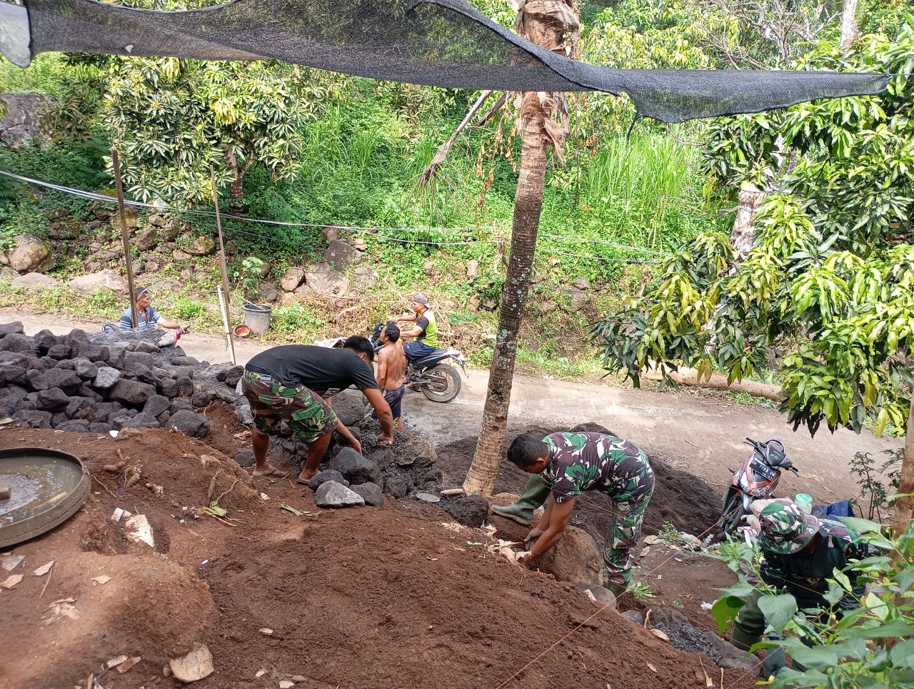 BUAT PONDASI: Personel TNI bersama warga bergotong royong membangun pondasi rumah untuk warga miskin di Desa Depeha, Buleleng.