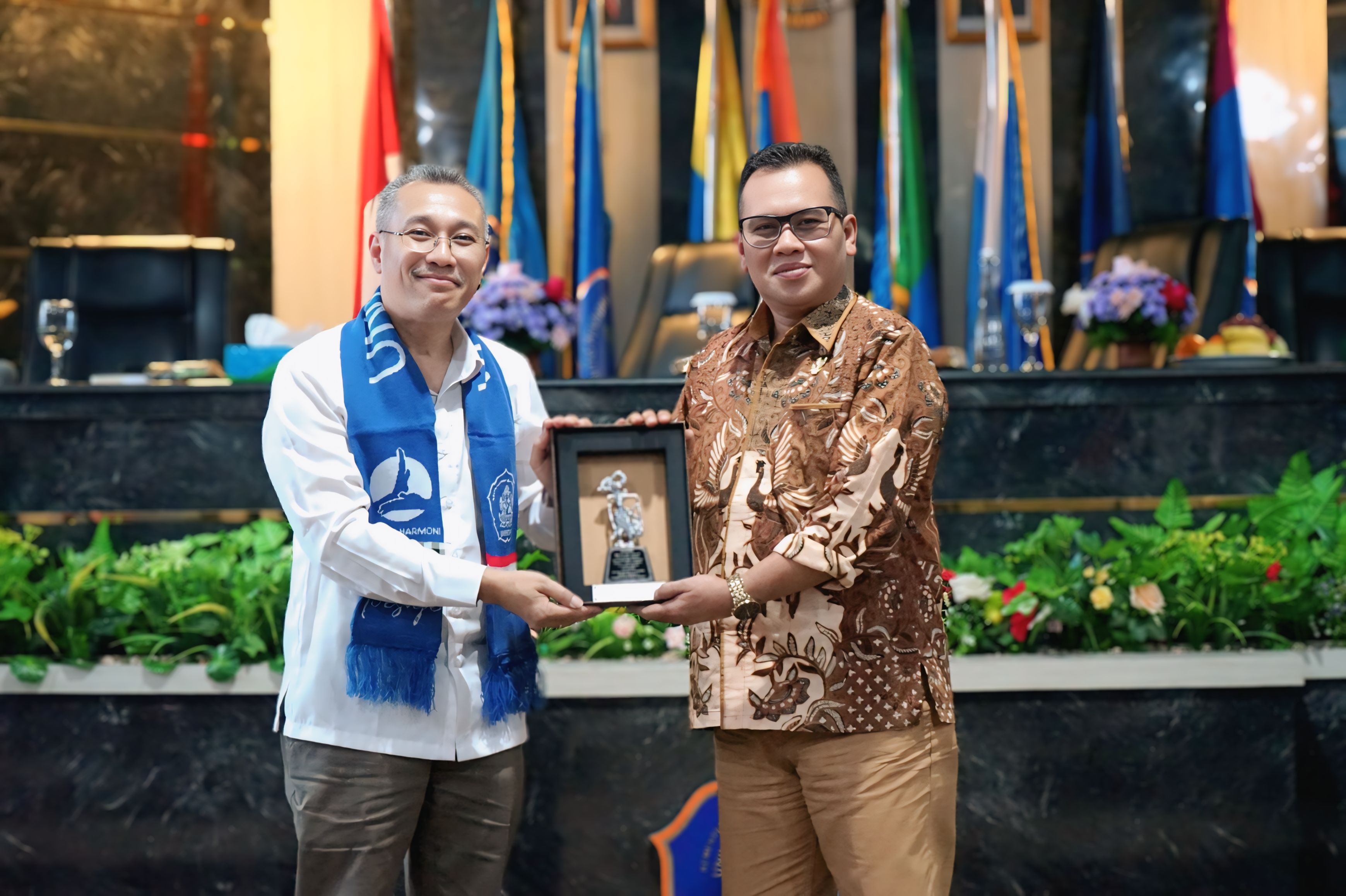 KUNJUNGAN: Sekjen Kemdiktisaintek, Prof. Togar Mangihut Simatupang (kiri) saat berkunjung ke Undiksha. Kehadirannya disambut Rektor Undiksha, Prof. I Wayan Lasmawan.