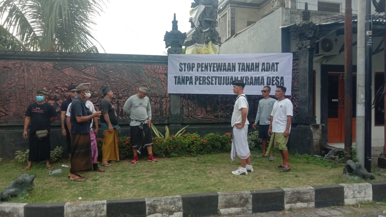 ASPIRASI: Sejumlah krama Desa Adat Dharmajati, Tukadmungga, Kabupaten Buleleng, memasang spanduk aspirasi menuntut transparansi pengelolaan aset dan keuangan desa adat.