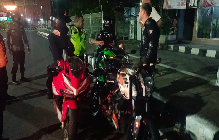 Polisi melakukan interogasi setelah menghentikan laju kendaraan 4 moge yang dikendarai WNA.