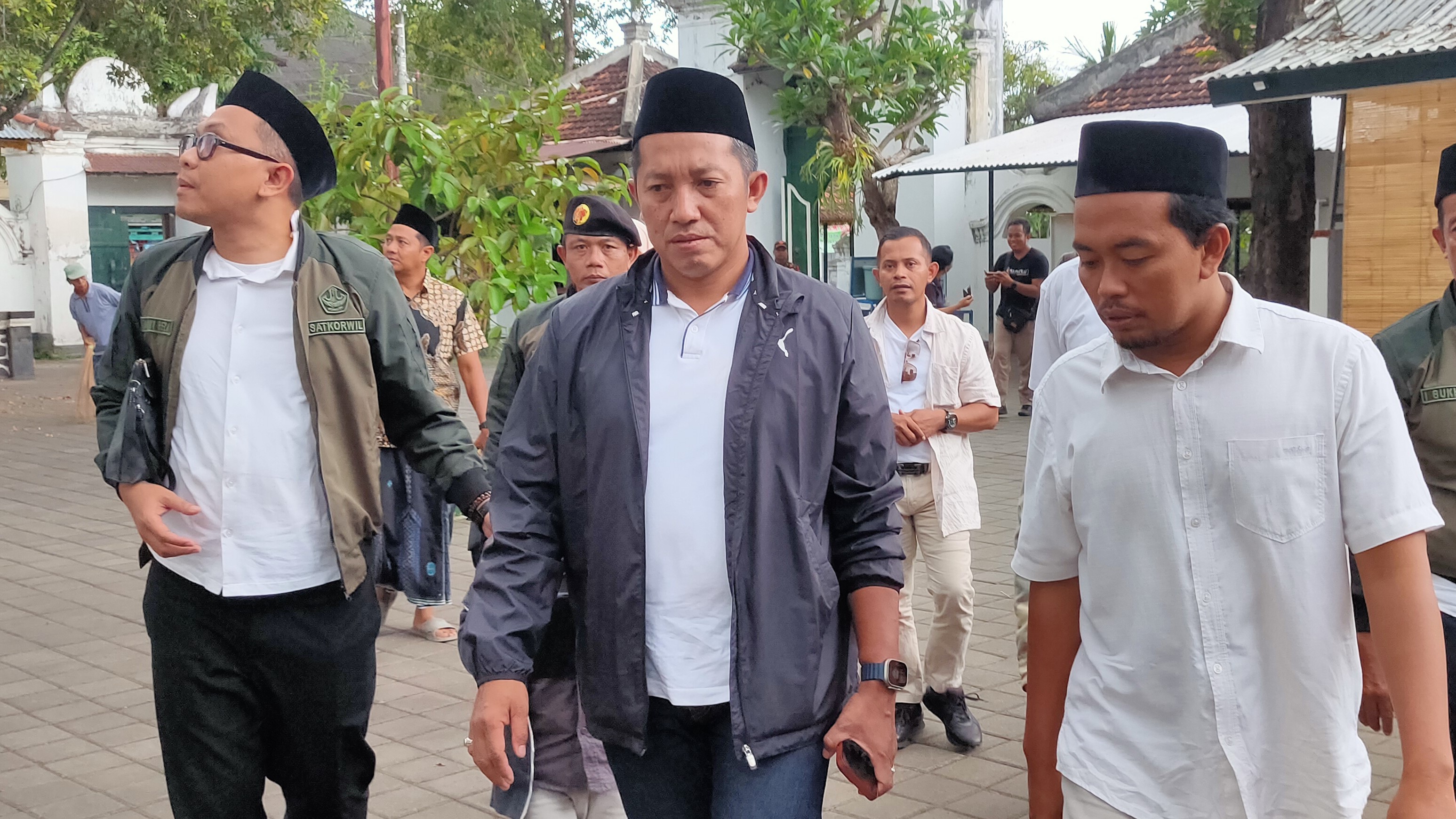SIAP KOLABORASI: Ketua GP Ansor, H. Addin Jauharuddin (tengah) saat melakukan silaturahmi ke Puri Kanginan Buleleng.