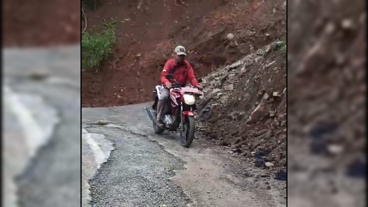 RUSAK PARAH: Kondisi jalan di Desa Pakisan yang rusak. Padahal jalan itu baru dikerjakan.