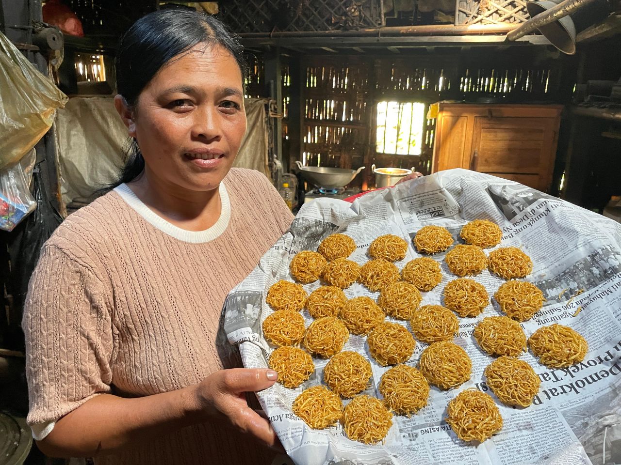 HIDANGAN KHAS: Ni Wayan Sariasih menunjukkan kue sengait khas Pedawa. Kue itu sangat digemari, apalagi cocok untuk teman ngopi.