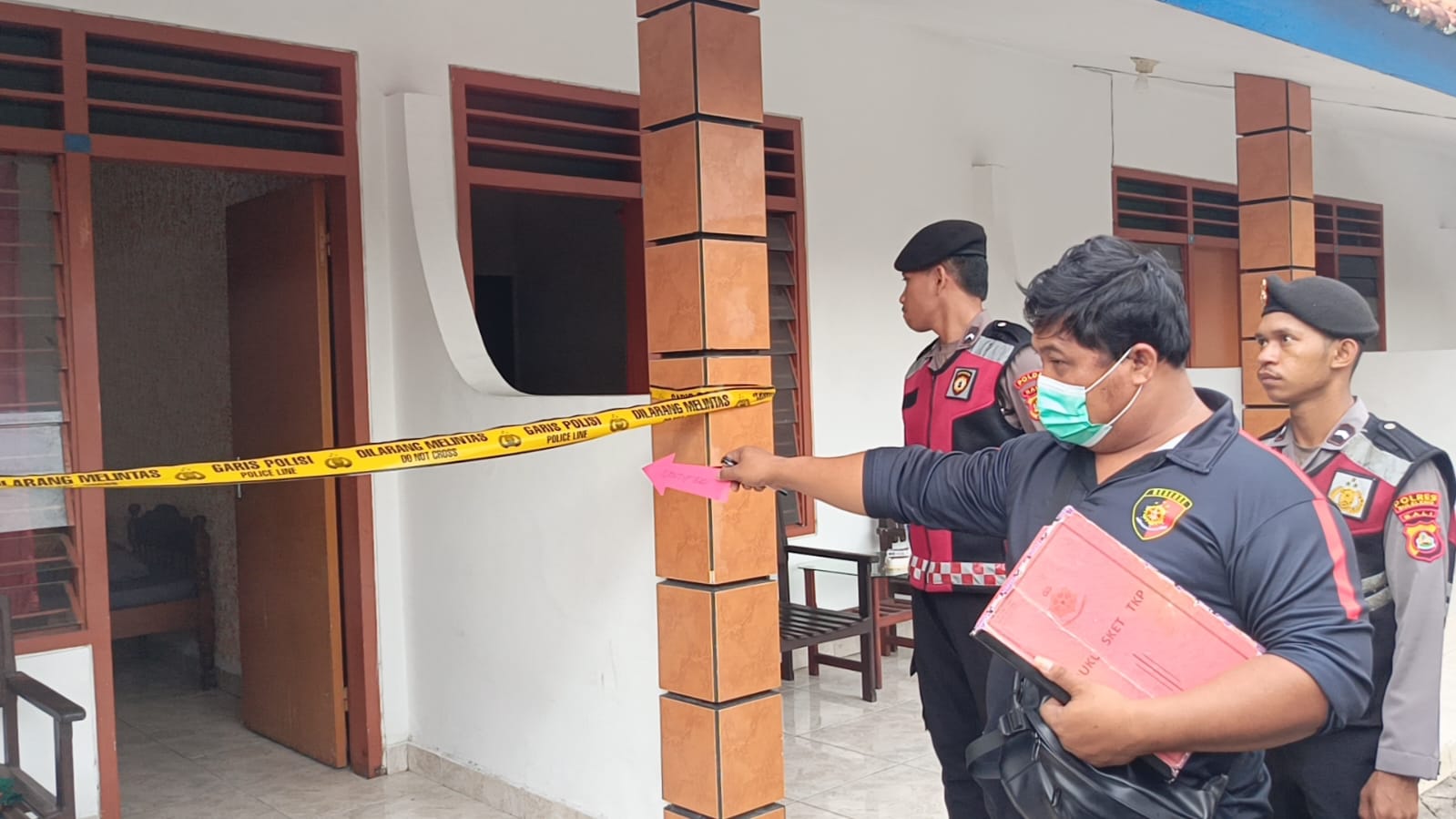OLAH TKP: Polisi melakukan olah TKP di Hotel Singosari, Seririt. Seorang sales ditemukan meninggal di hotel tersebut.