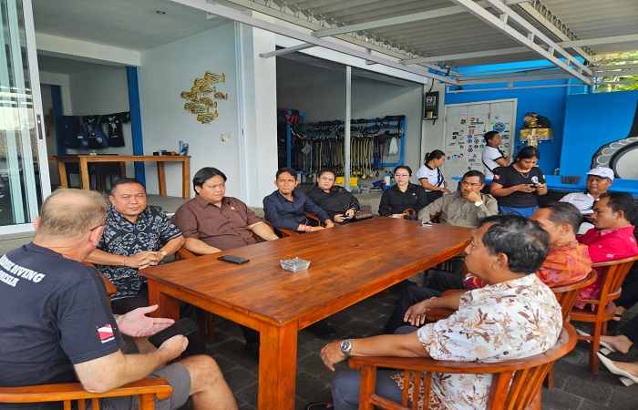 Dewan Karangasem saat turun mendatangi tempat usaha diving di Padangbai.