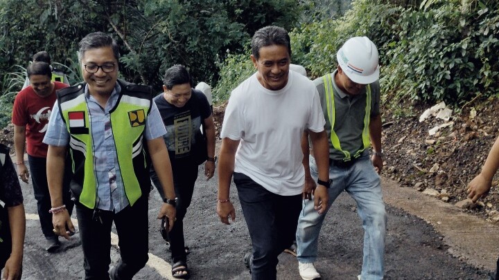 SIDAK: Wakil Bupati Buleleng, Gede Supriatna (baju putih) dan Kadis PUTR Buleleng, I Putu Adiptha Ekaputra (paling kiri) saat inspeksi jalan di Desa Pakisan, Buleleng.