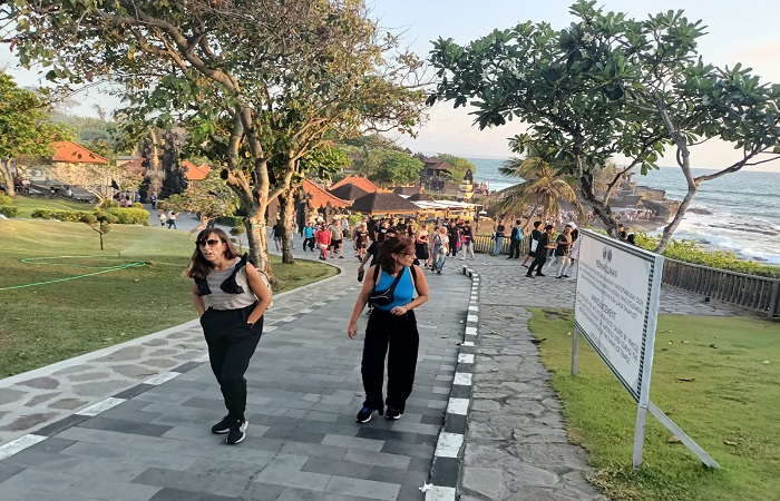 Suasana kunjungan wisatawan di DTW Tanah Lot, Desa Beraban, Kediri Tabanan.