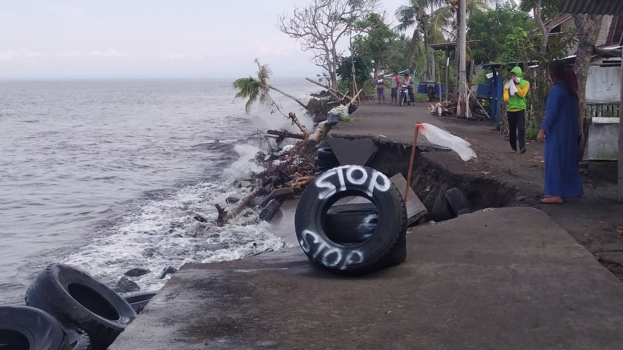 AMBLAS: Jalan rusak gara-gara tergerus abrasi.