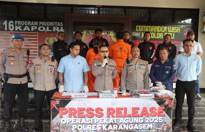 Polres Karangasem saat menunjukkan para pelaku yang ditangkap selama operasi pekat agung 2025, pada Selasa (13/5) kemarin. Salah satu pelaku sempat viral karena melawan pecalang hingga bendesa adat.