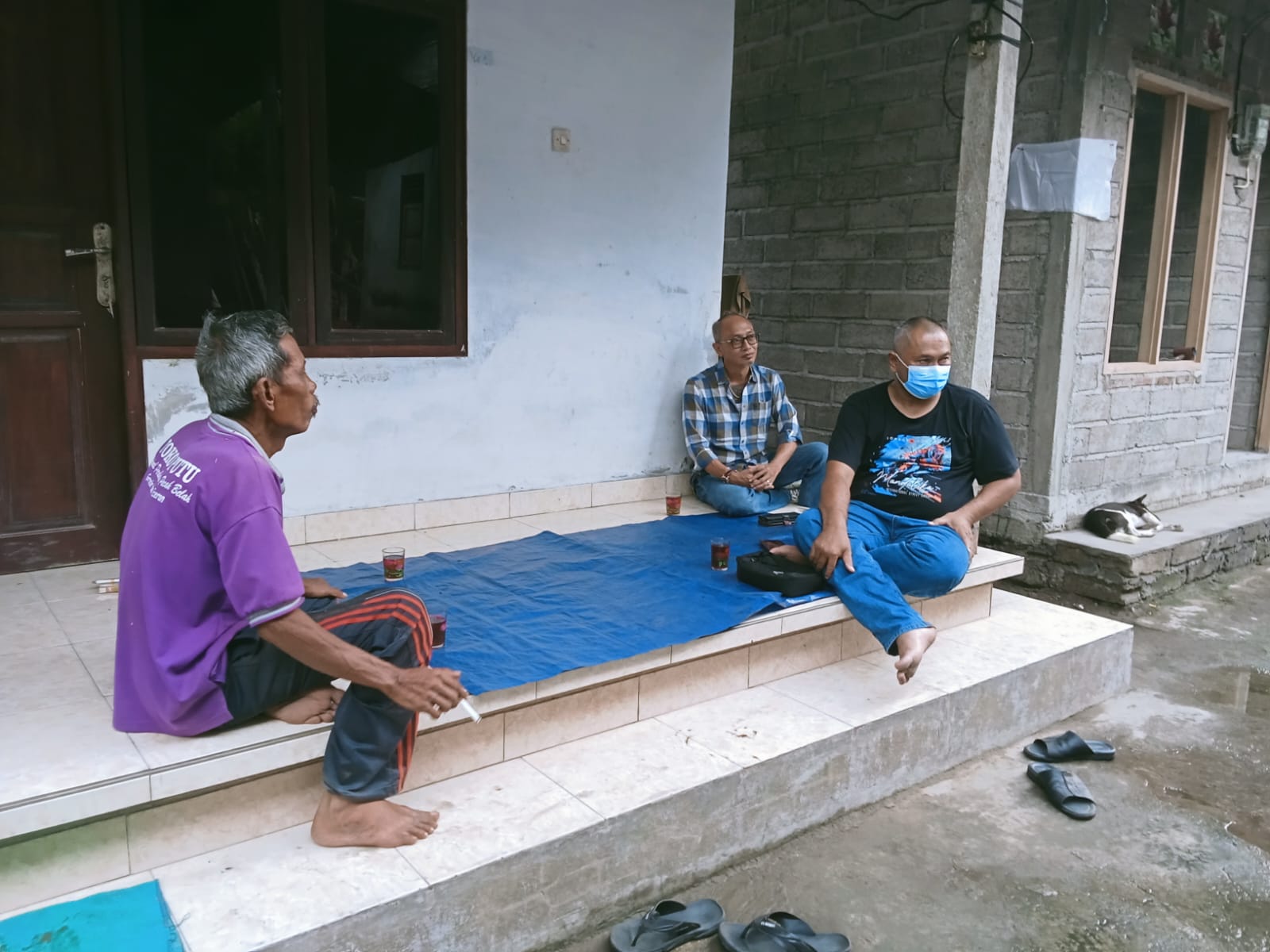 RUMAH DUKA: Suasana di rumah duka I Komang Adi Kristiana, TKI asal Jembrana yang meninggal di Polandia.