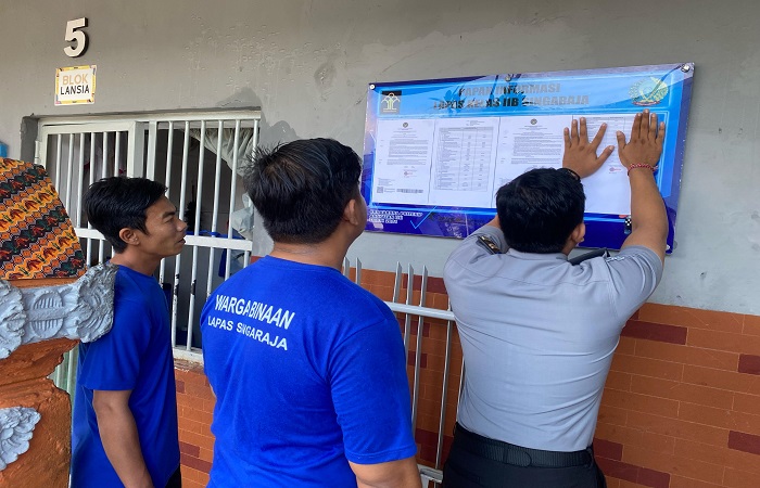 Bertepatan dengan Hari Raya Waisak, dua orang warga binaan Lapas Singaraja mendapatkan remisi.