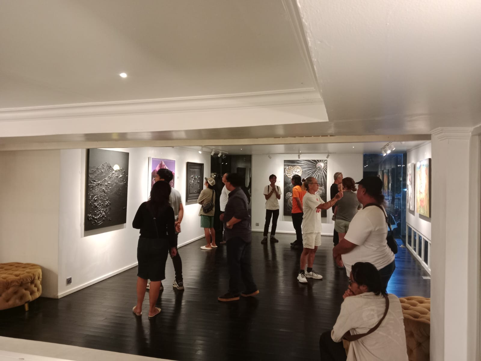 PAMERAN: Perupa yang tergabung dalam Komunitas Maharupa Batukaru saat menggelar pameran lukisan di Biji Art Space, Ubud.