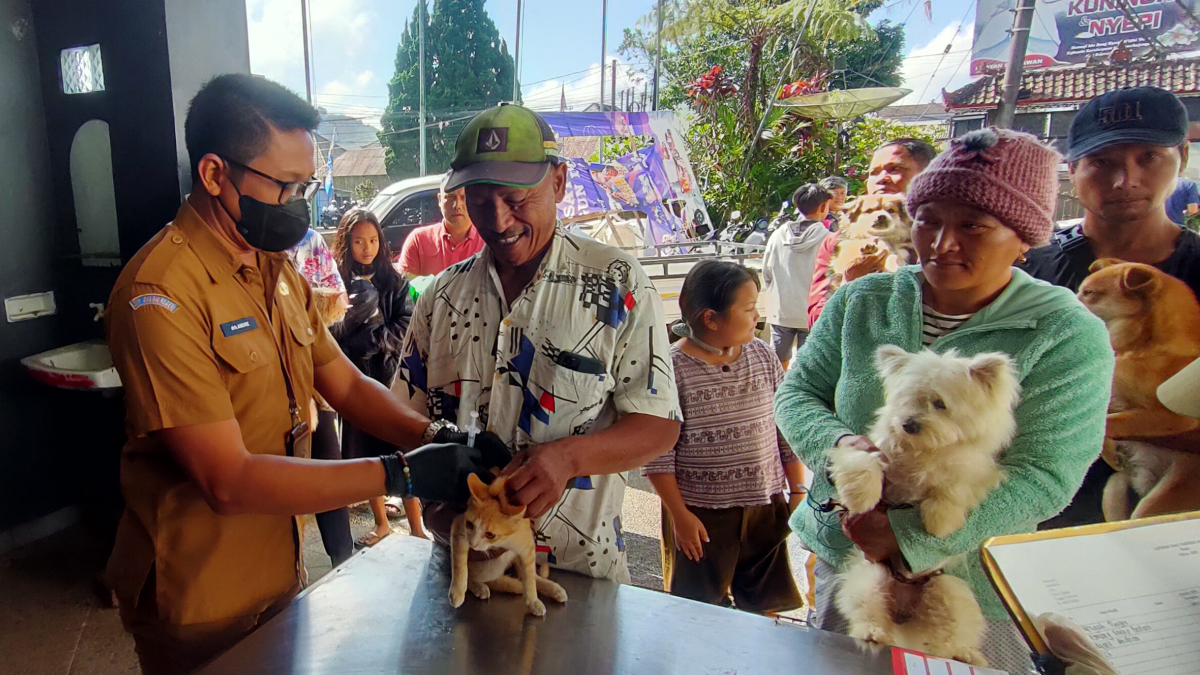PELAYANAN MAKSIMAL: Salah seorang dokter hewan di Kabupaten Buleleng melakukan vaksinasi rabies pada hewan peliharaan warga di Desa Pancasari, Buleleng.