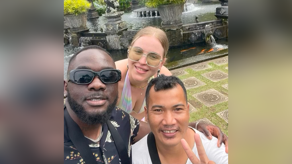 ENJOY BALI: Momen wisatawan mengajak driver mereka melancong di Tirta Gangga.