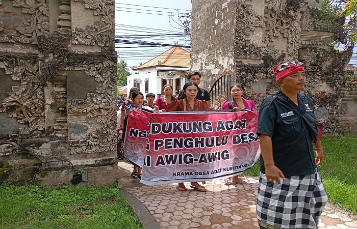 Krama mendesak prajuru Desa Adat Kubutambahan segera lakukan pemilihan kelian. Sesuai dengan awig-awig, jangan pakai dresta.