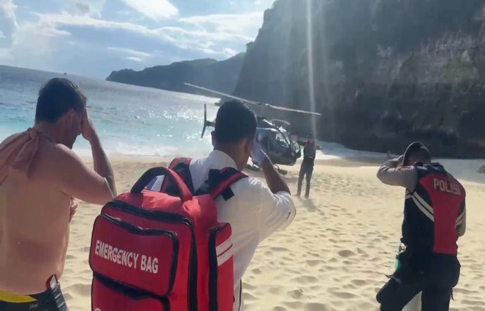 WNA Prancis ernama Cayla selamat dari gulungan ombak Pantai Kelingking. Dia dievakuasi menggunakan helikopter.
