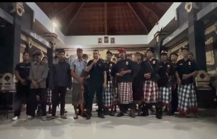 Suasana pertemuan pecalang desa adat sanggulan, desa adat, desa dinas, aparat kepolisian dan ormas Grib Jaya Tabanan.