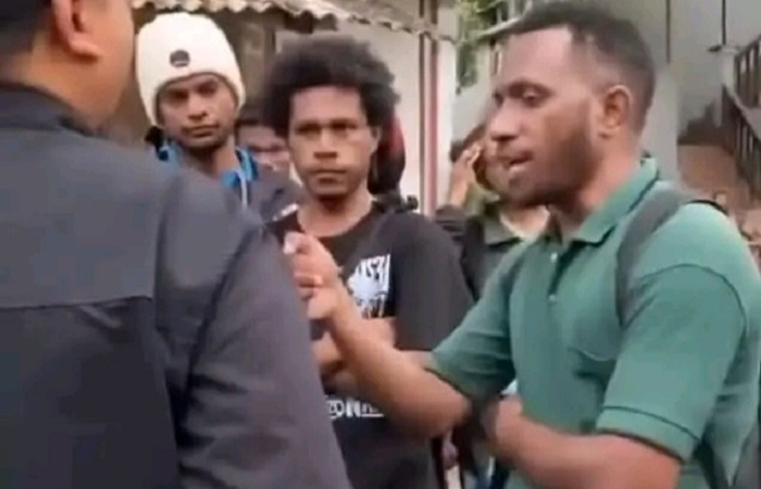 Petugas kepolisian melakukan interogasi setelah terjadi pengeroyokan di depan kosan Jalan Kampus Udayana.