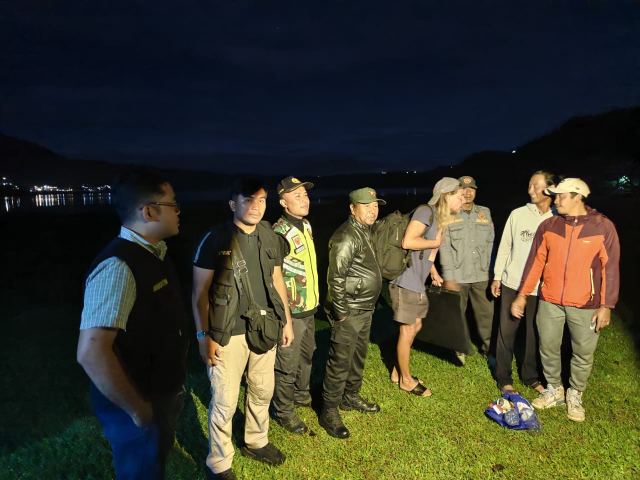 TANGKAP: Aparatur di Desa Pancasari dan Imigrasi menangkap seorang WNA asal Estonia yang berulah di kawasan Danau Buyan.