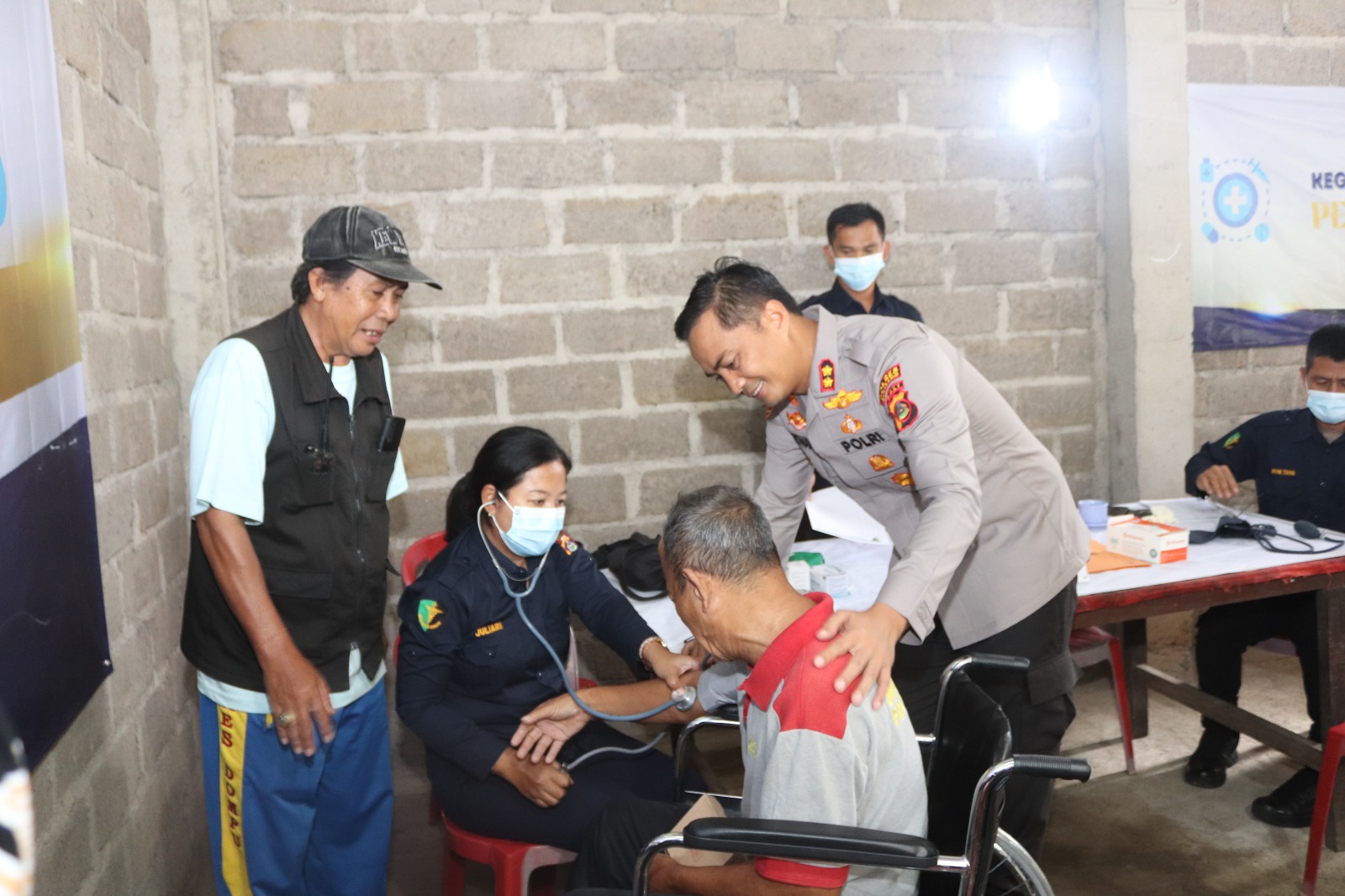 BAKTI SOSIAL: Kegiatan bakti sosial yang dilakukan Polres Buleleng di Desa Pedawa.