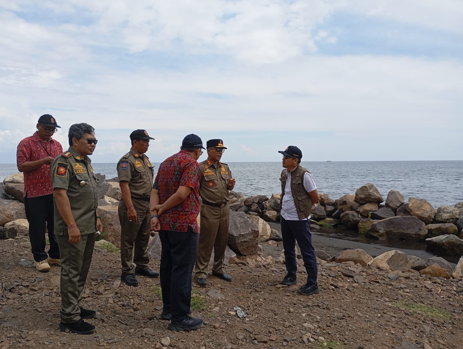 STOP PENGURUGAN: Pol PP Buleleng bersama BWS Bali Penida saat mengecek pengurugan di kawasan Pura Segara Penimbangan.
