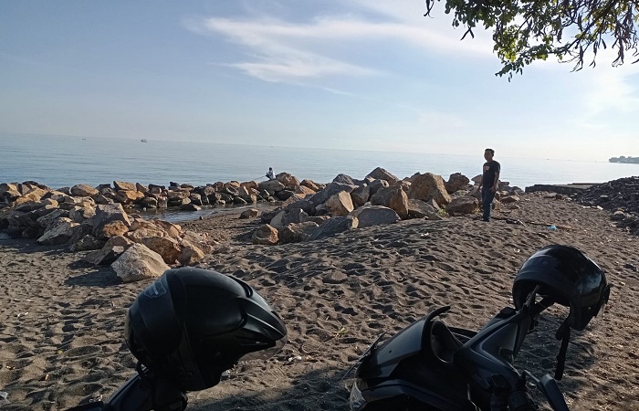 Kegiatan reklamasi di depan Pura Segara Penimbangan dihentikan Satpol PP Buleleng, sebab hingga saat ini belum mengantongi izin.