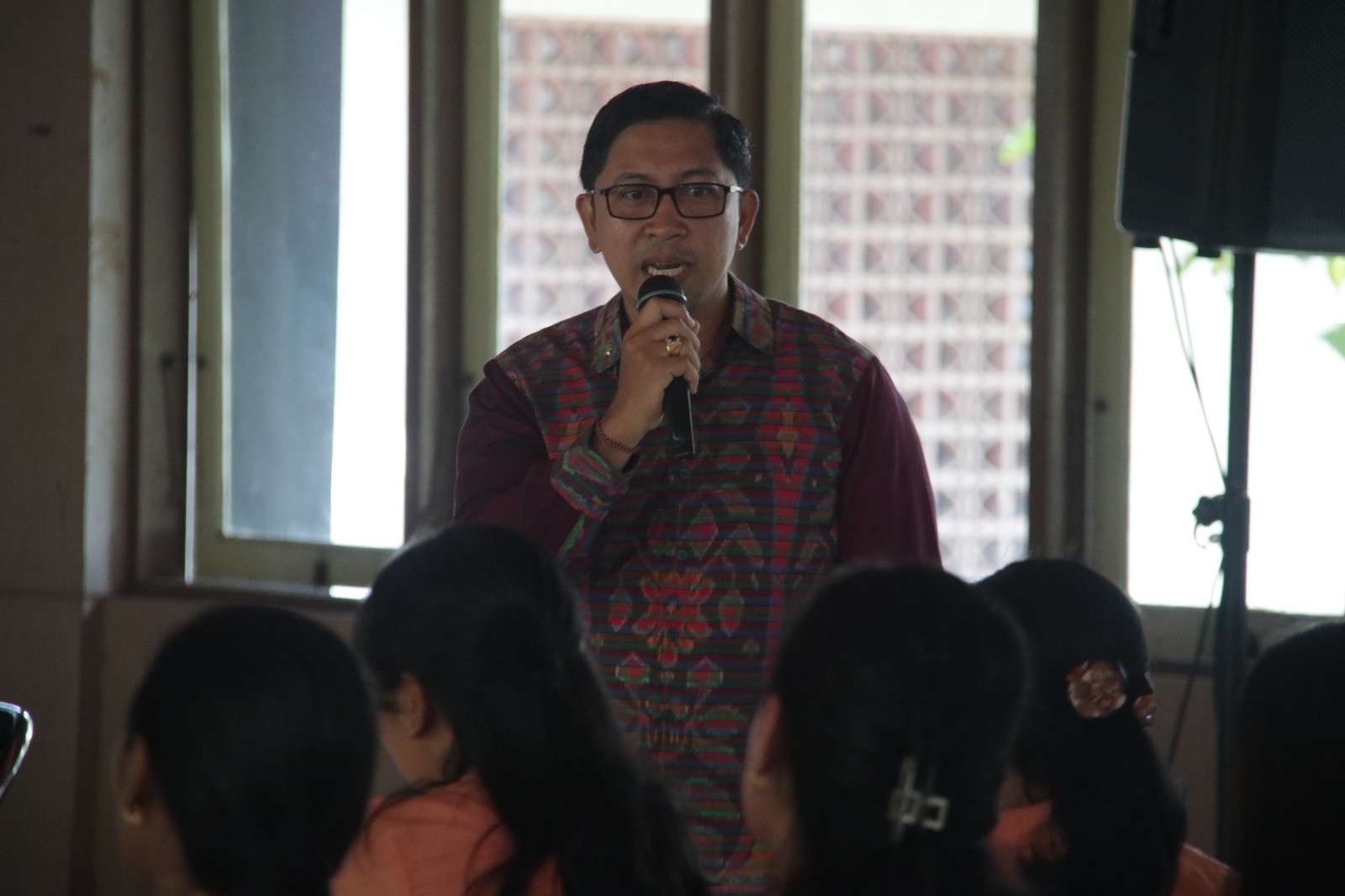 LITERASI DIGITAL: Kepala Dinas Kominfo Santi Buleleng, Ketut Suwarmawan saat memberikan literasi digital kepada anggota Dharma Wanita di Kabupaten Buleleng.
