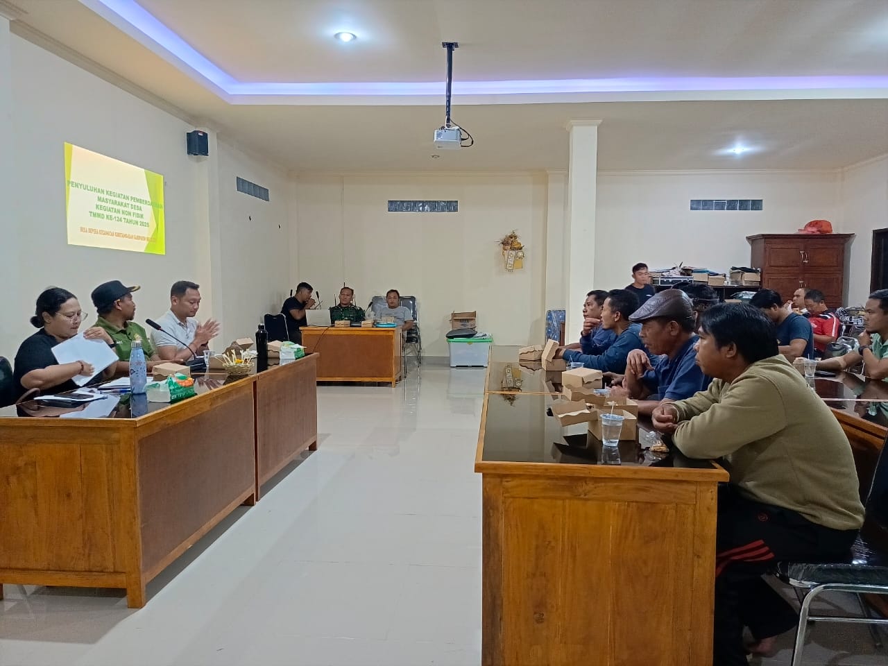 SOSIALISASI: Kegiatan sosialisasi peningkatan partisipasi masyarakat serangkaian TMMD Buleleng.