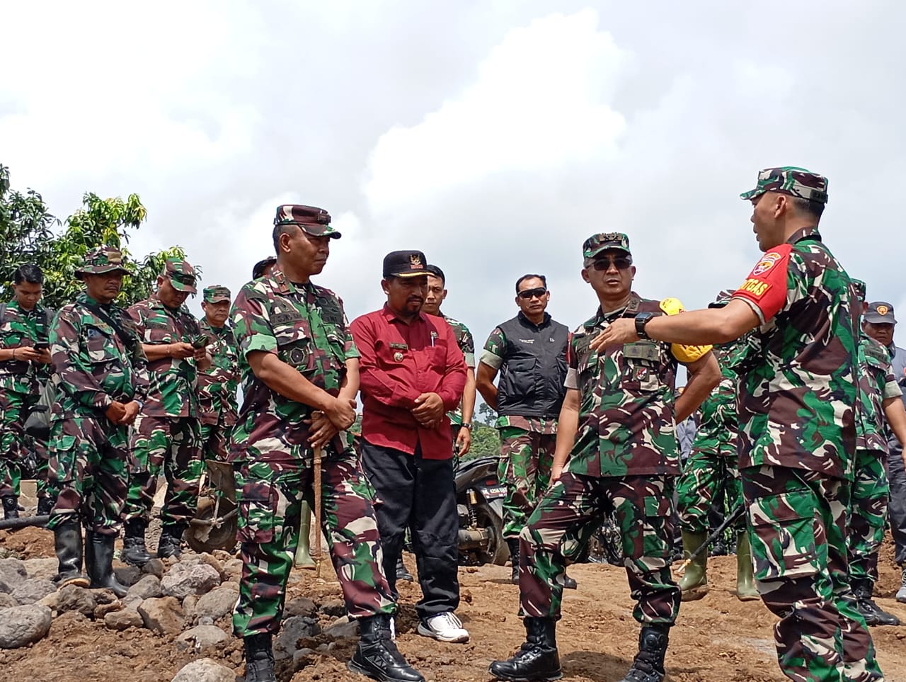 KUNJUNGAN: Aster Kasad, Mayjen TNI Joko Hadi Susilo (ban lengan kuning), saat mengunjungi lokasi kegiatan TMMD ke-124 di Buleleng.