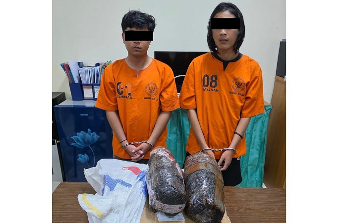 BNNP bongkar jaringan ganja lintas provinsi dengan mengamankan dua orang kurir inisial AAM, 23, dan NRM, 24.