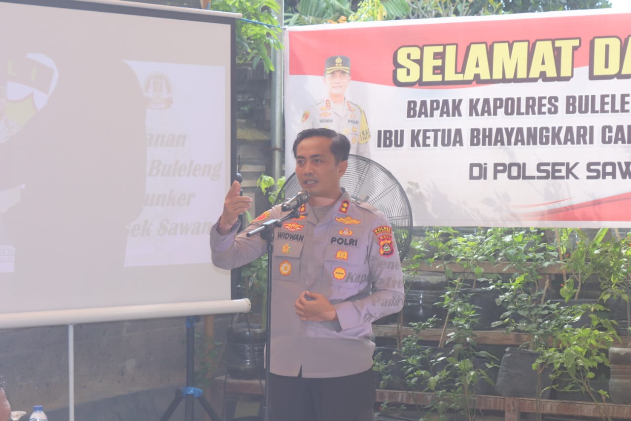 PERANGI NARKOBA: Kapolres Buleleng, AKBP Ida Bagus Widwan Sutadi saat melakukan safari ke Polsek Sawan, kemarin (18/5/2025).