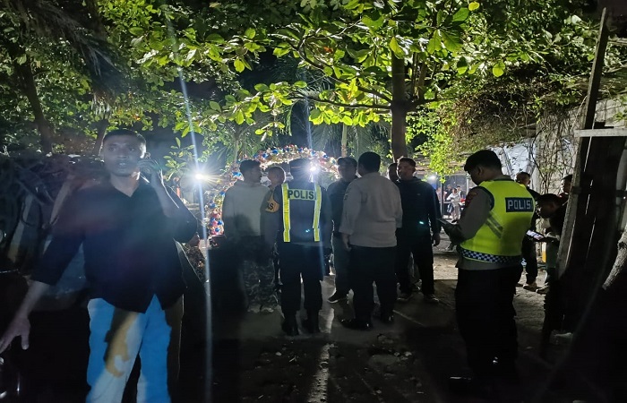 Anggota Polsek Denpasar Selatan di TKP pelemparan batu di Waroeng Kakoel, Jalan Tukad Badung Nomor 335, Renon, Denpasar Selatan, Minggu (18/5) kemarin.