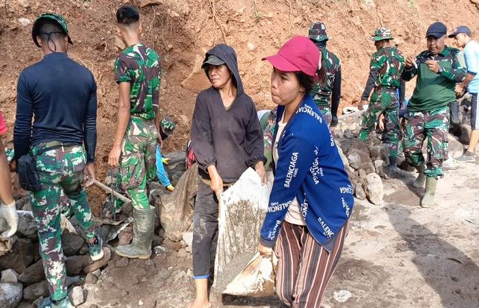 Masyarakat Desa Depeha ikut antusias dalam membantu mengerjakan proyek yang menjadi sasaran fisik TMMD ke-124.