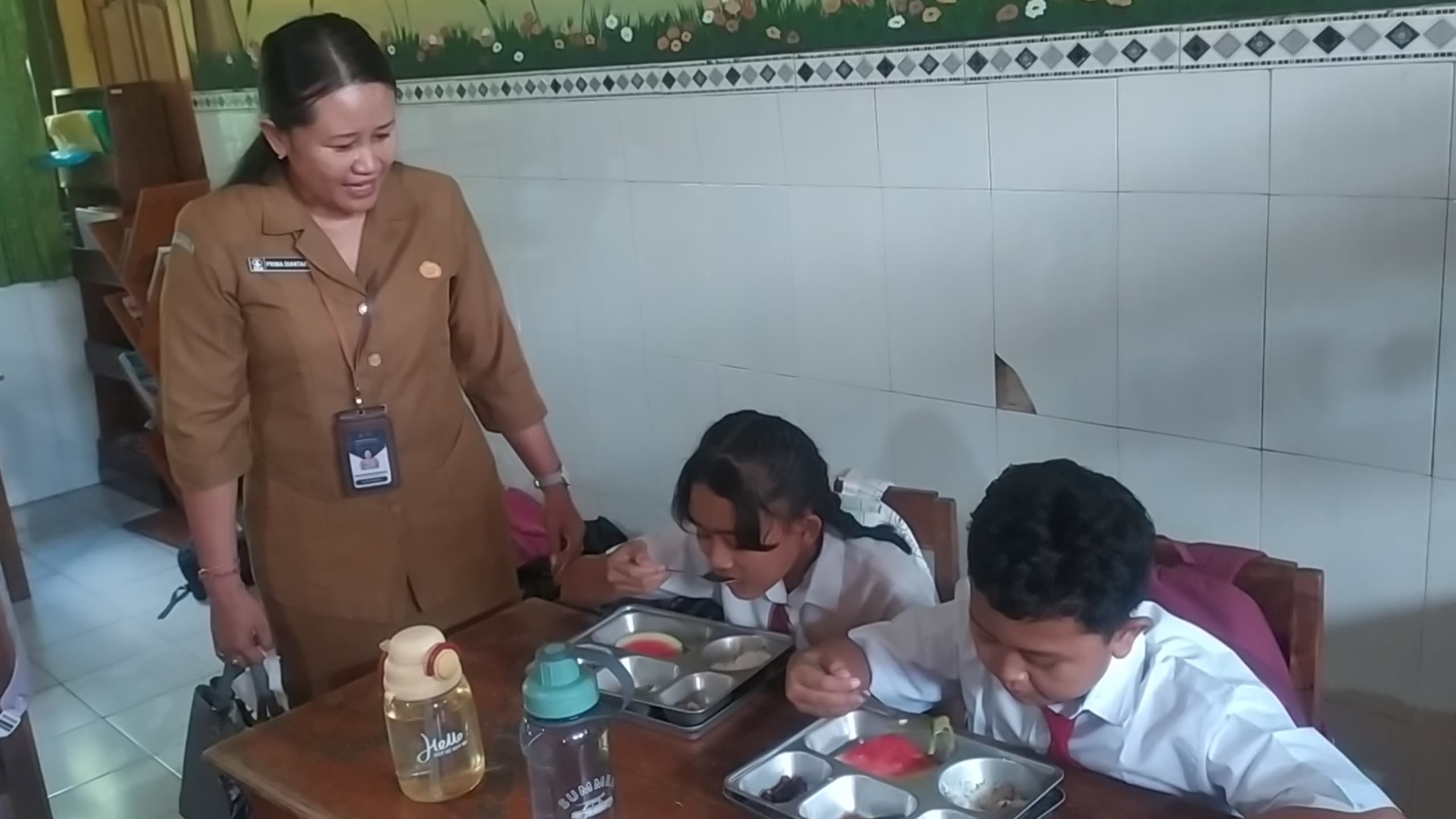 MAKAN BERGIZI GRATIS: Siswa di SDN 1 Dencarik menikmati makan bergizi gratis.