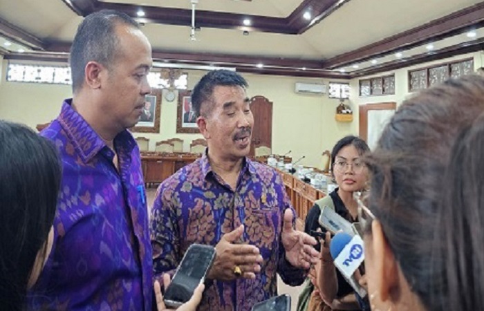 Ketua Komisi I DPRD Bali, I Nyoman Budiutama memimpin rapat koordinasi pelanggaran tata ruang di kawasan pesisir pantai di Badung, Senin (19/5) kemarin.
