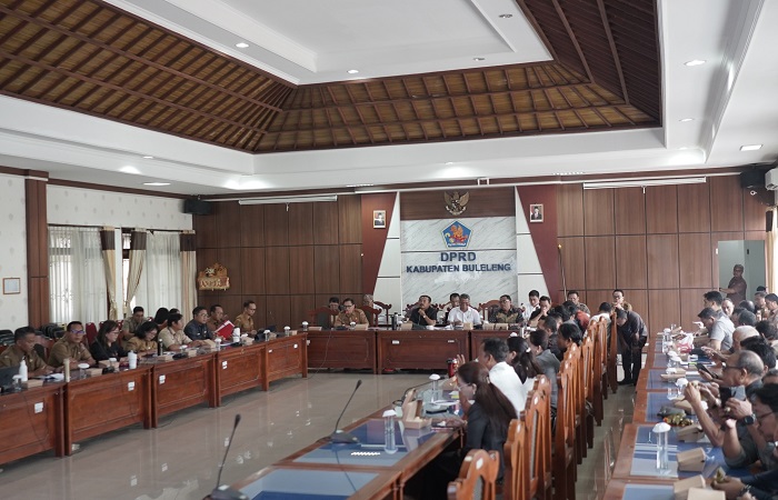 Rapat antara DPRD Buleleng dan sejumlah instansi salah satunya Bank Buleleng 45. Dewan mengusahakan agar bank pemerintah itu dapat mengelola dana.