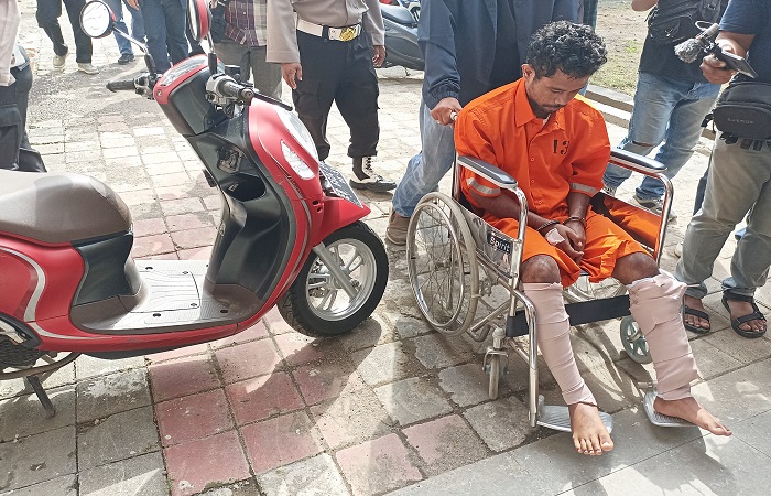 Tersangka perampokan disertai pencabuan asal Ende, Flores, NTT yakni Viktorius Ariano Pukul, 25, meringis kesakitan setelah dua kakinya tertembus peluru panas polisi, Senin (19/5) kemarin.