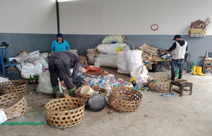 Suasana petugas kebersihan Tabanan yang bekerja setiap hari mengangkut sampah dan membersihkan sampah warga.