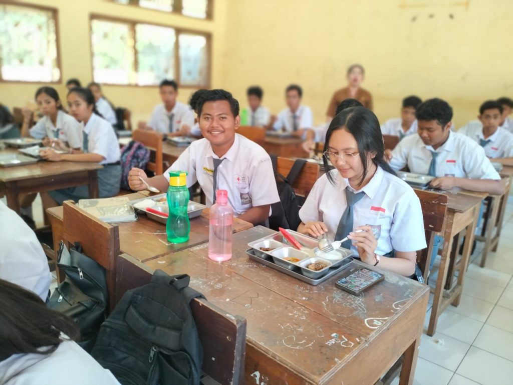 ANTUSIAS: Siswa di SMAN 2 Banjar antusias mengikuti program Makan Bergizi Gratis (MBG).