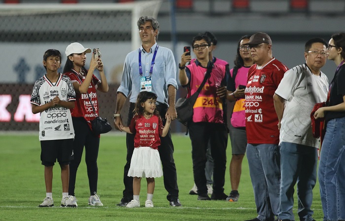 Pelatih Bali United, Stefano "Teco" Cugurra besama keluarganya seusai laga Bali United Vs MU diStadion Dipta, Gianyar.