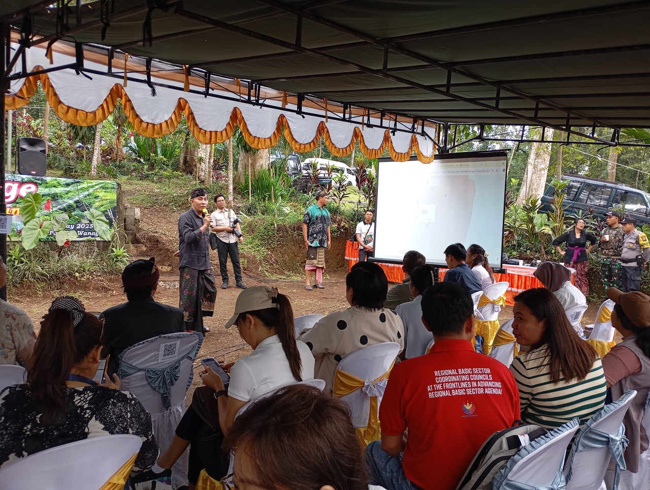 ADOPSI POHON: Proses adopsi pohon mirip dengan lelang. Ini salah satu upaya menjaga kelestarian hutan.