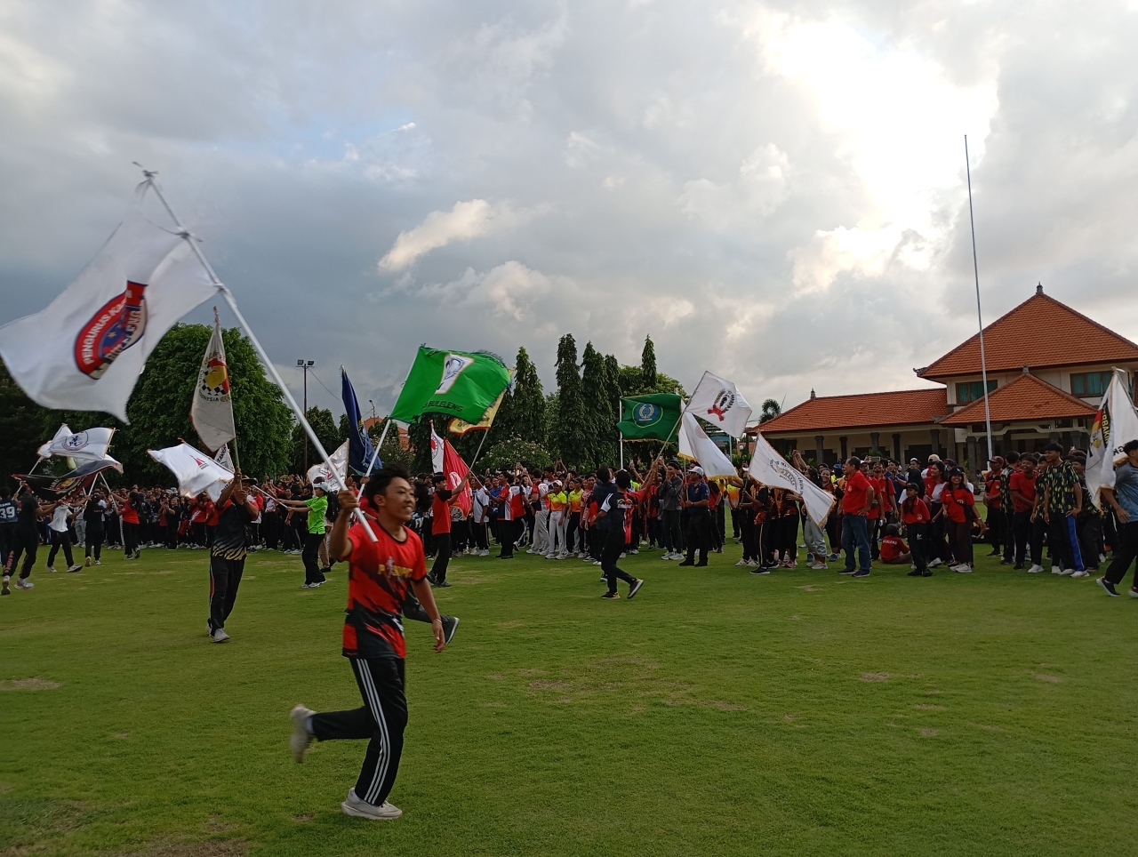 AWAS DICORET: Euforia ratusan atlet yang tergabung dalam kontingen Buleleng. Mereka kini wajib menjaga sikap dan perilaku, apabila tidak ingin dicoret dari daftar definitif.