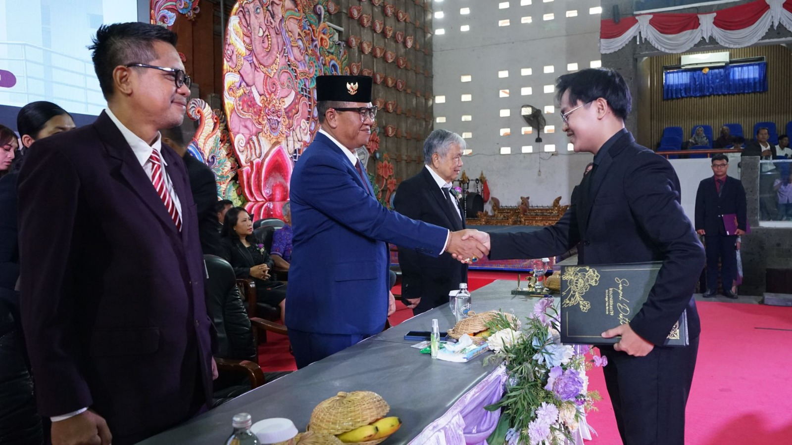 SUMPAH DOKTER: Rektor Undiksha, Prof. I Wayan Lasmawan (pakai peci) saat pengambilan sumpah dokter.